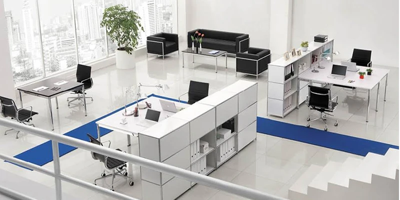 Agencement d'espace de travail ouvert et spacieux