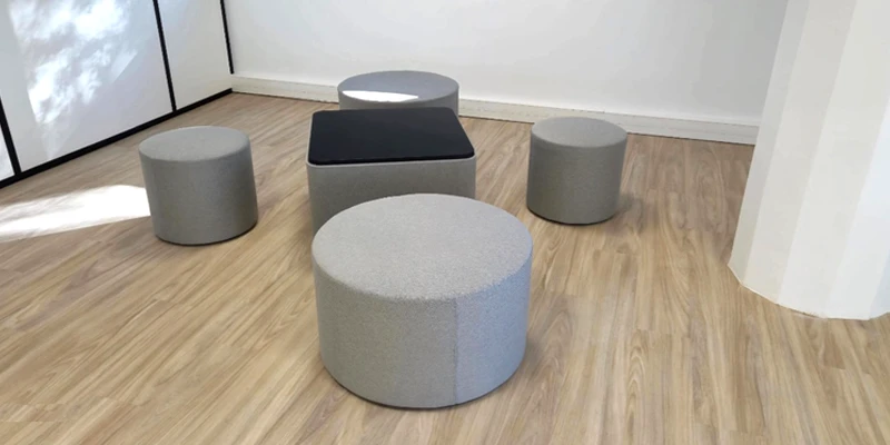 Agencement de salle de repos avec pouf et table basse
