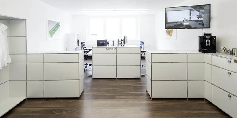 Aménagement de bureaux avec zone de rangement