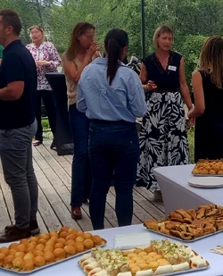 Presentation de solution de copieurs multifonction aux entreprises lors d'un buffet chez B&B solutions dans les Alpes Maritimes