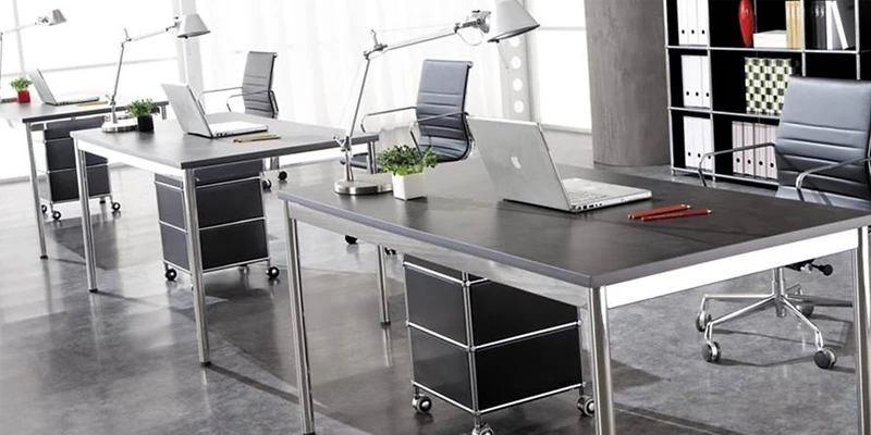 Bureaux individuels jumeaux en espace de travail commun