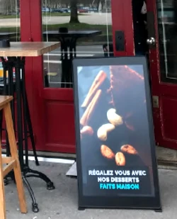 Chevalet numérique pour affichage multimédia en entrée de commerce