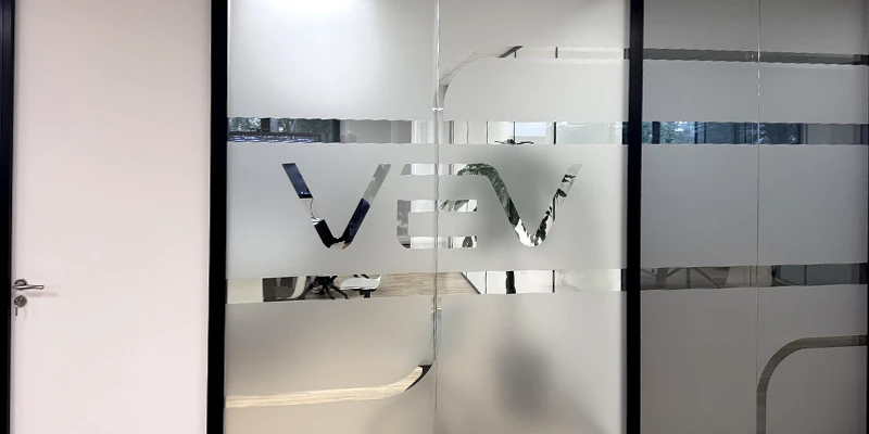 Décoration de cloisons amovibles vitrées installées par B&B Solutions à Sophia Antipolis