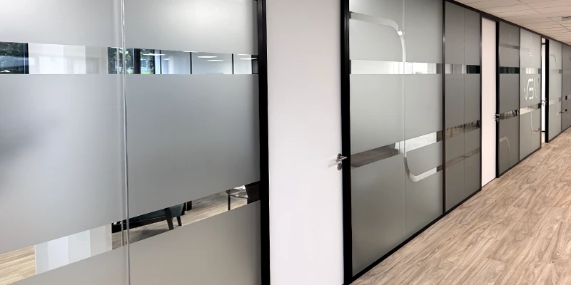 Découpe d'un espace pour la création de plusieurs bureaux grâce à des cloisons avec isolation phonique
