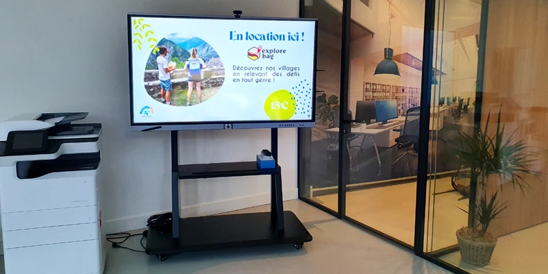 Diffusion d'informations sur grand écran d'accueil en office de tourisme ou salle d'attente