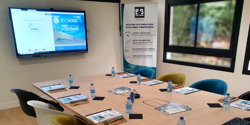 Salle de réunion avec grand écran interactif à Sophia Antipolis (06)