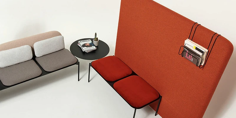 Salle d'attente avec mobilier confort et cloison partielle de décoration
