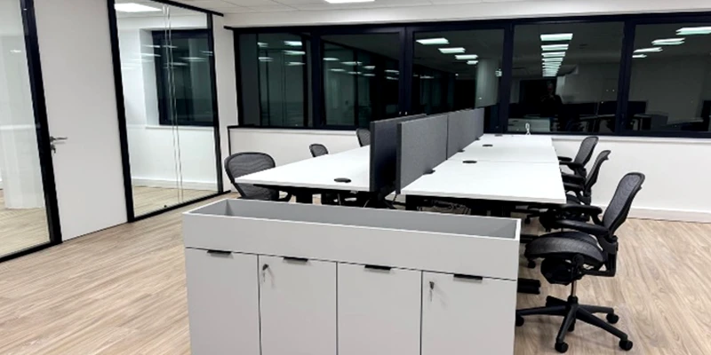 Fourniture de mobilier de bureau et installation de cloisons dans une salle de travail par B&B Solutions