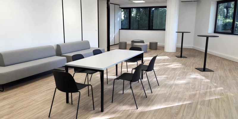 Agencement de mobilier dans un espace de repos et repas en open space