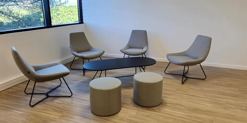 Salle d'attente : table basse moderne et fauteuils cosy